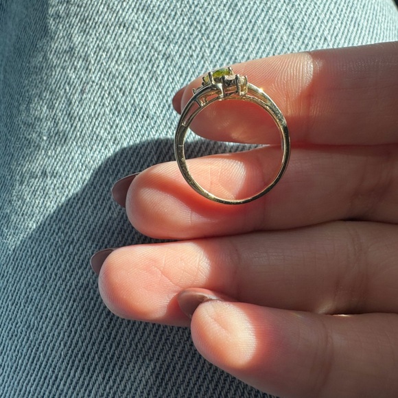 10 kt Elegant Gold and Green Gemstone Ring with diamond accents - Picture 5 of 13